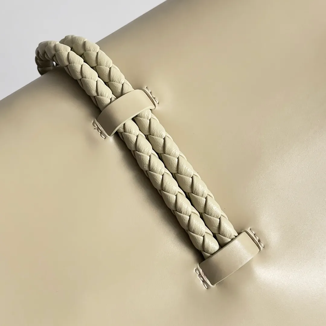 Batch 1680 Inspired by the 1970s, the Bottega Veneta women's logo shoulder bag has a smooth leather surface that brings a clean and handsome feel, just like the neatness and tenacity of a working woman. The front buckle is made of high-quality hardware pendant, the overall retro elegance, and the excellent leather feels soft. This Bottega Veneta series can be described as beautiful, weakening the complexity of the outfit, not competing for it, and only using the best quality to interpret itself. Style number: 806034 (large size) Size: 30*20*8cm